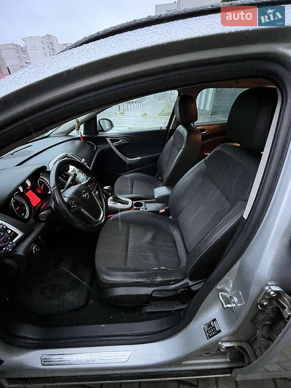 Универсал Opel Astra 2012 в Львове