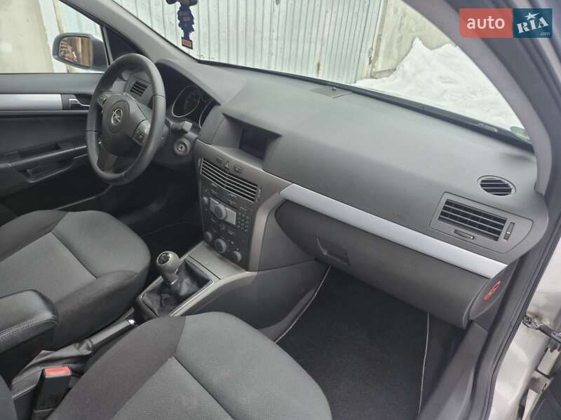 Универсал Opel Astra 2006 в Нововолынске