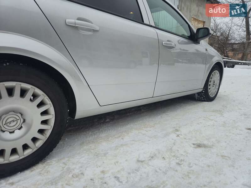 Универсал Opel Astra 2006 в Нововолынске