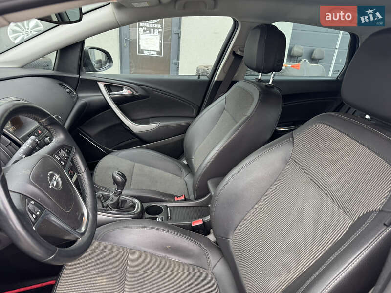 Универсал Opel Astra 2012 в Староконстантинове