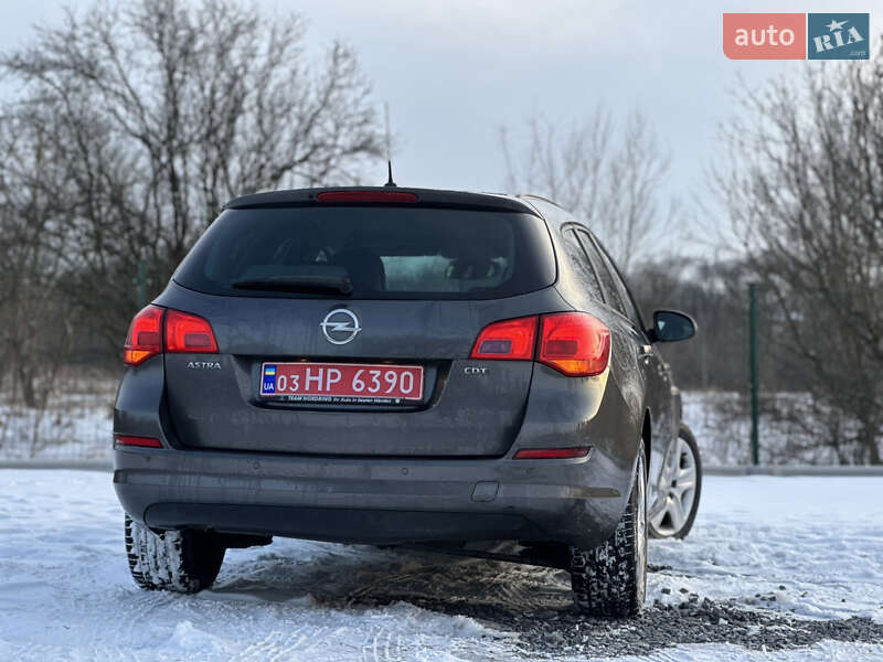 Універсал Opel Astra 2012 в Дрогобичі