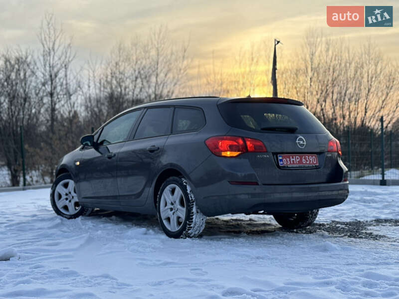Універсал Opel Astra 2012 в Дрогобичі