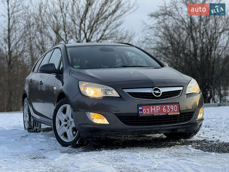 Універсал Opel Astra 2012 в Дрогобичі