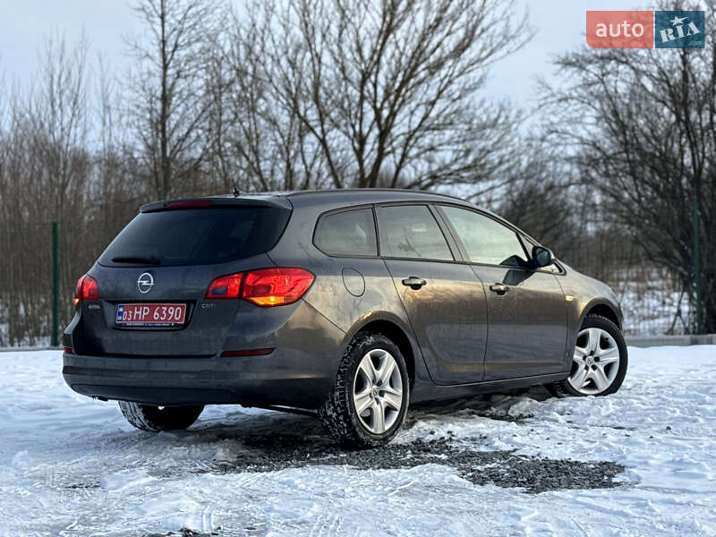 Універсал Opel Astra 2012 в Дрогобичі