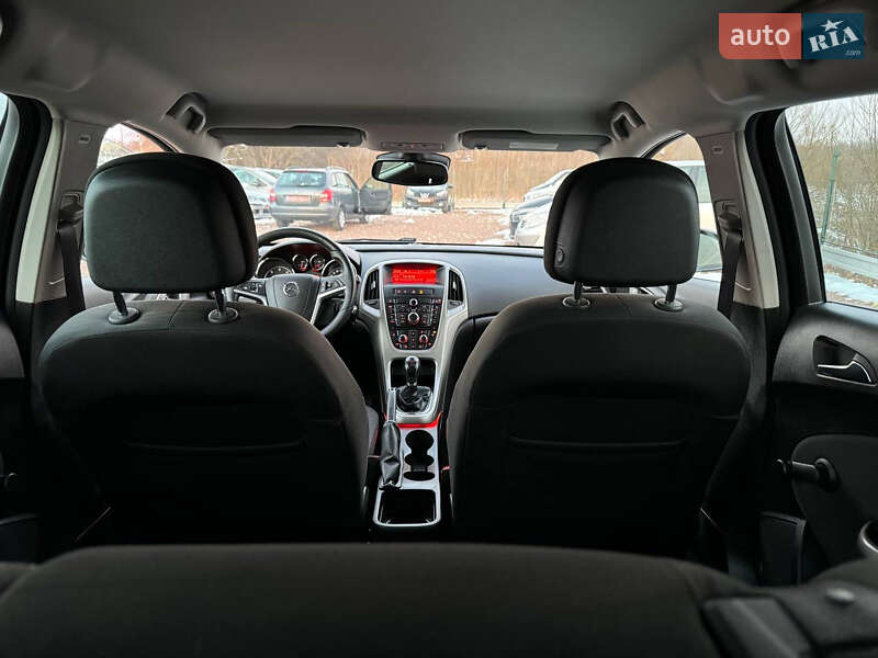 Універсал Opel Astra 2012 в Дрогобичі