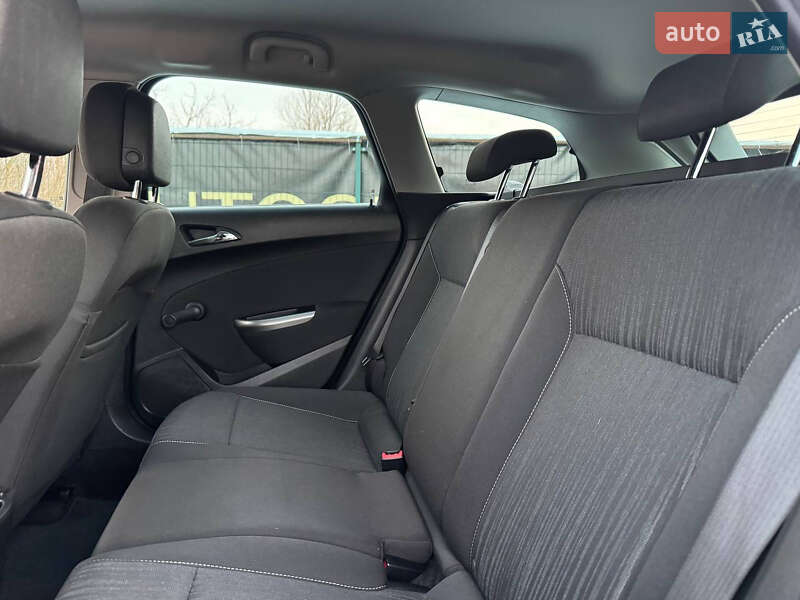 Універсал Opel Astra 2012 в Дрогобичі