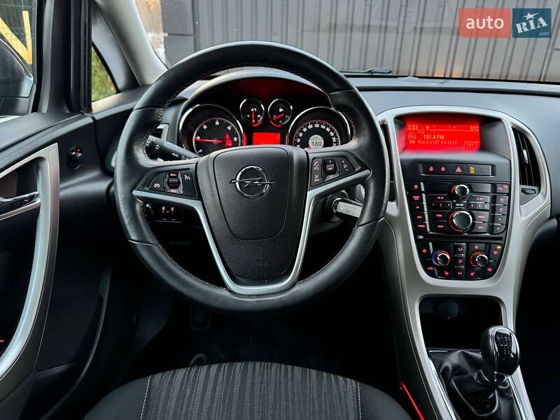 Універсал Opel Astra 2012 в Дрогобичі