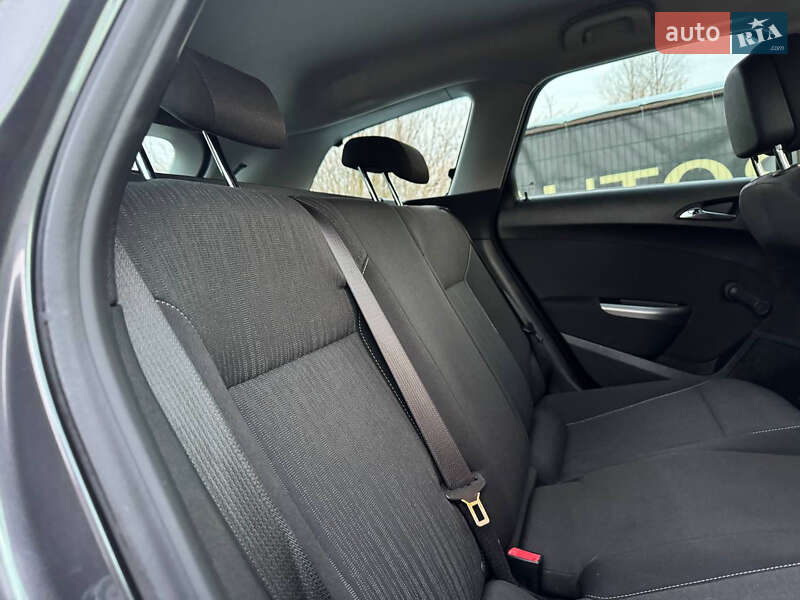 Універсал Opel Astra 2012 в Дрогобичі