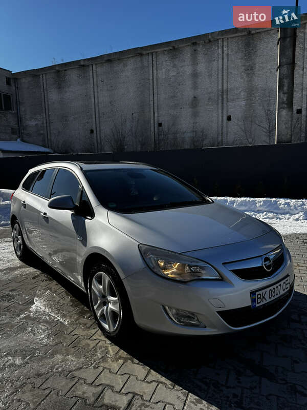Opel Astra 2011 Opel Astra 2011