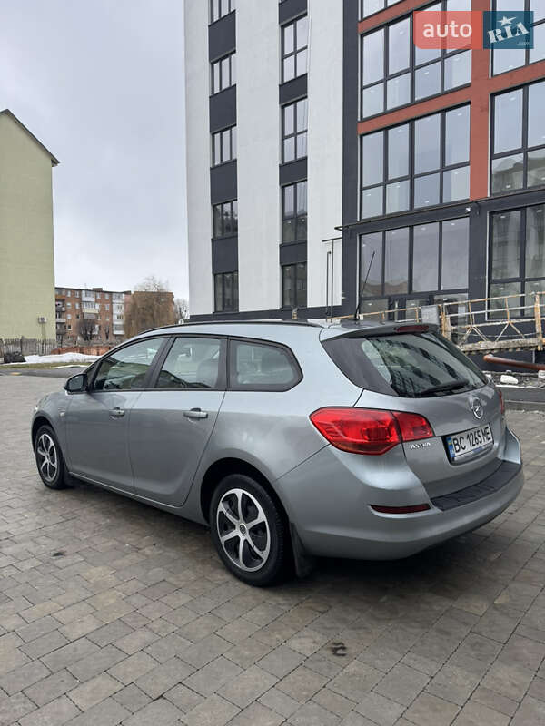 Универсал Opel Astra 2012 в Львове
