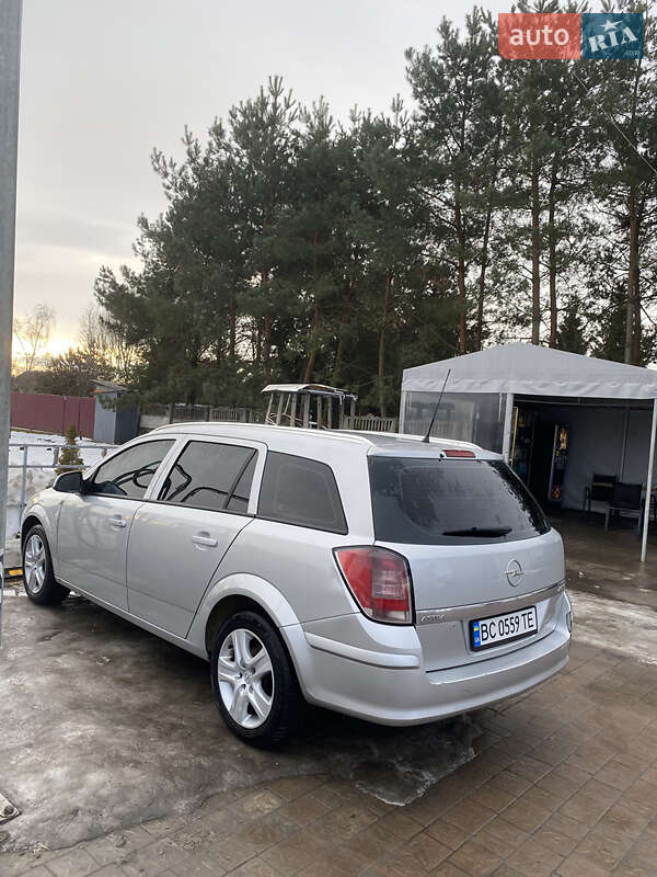 Универсал Opel Astra 2010 в Мостиске