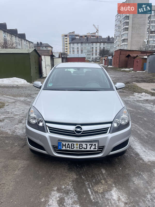 Универсал Opel Astra 2009 в Ровно