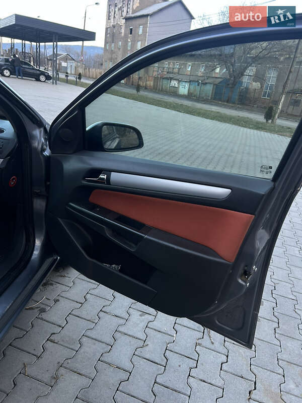 Універсал Opel Astra 2006 в Чернівцях