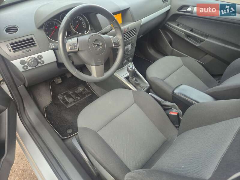 Універсал Opel Astra 2006 в Нововолинську