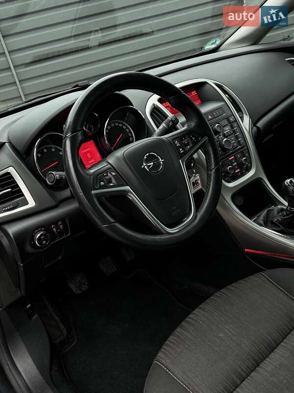 Универсал Opel Astra 2012 в Черкассах