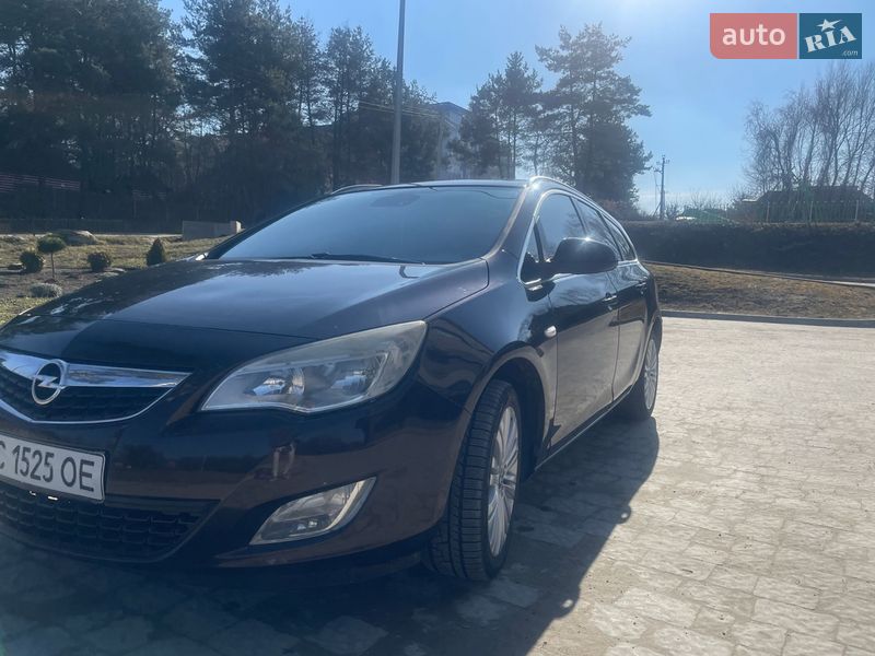 Універсал Opel Astra 2012 в Новояворівську
