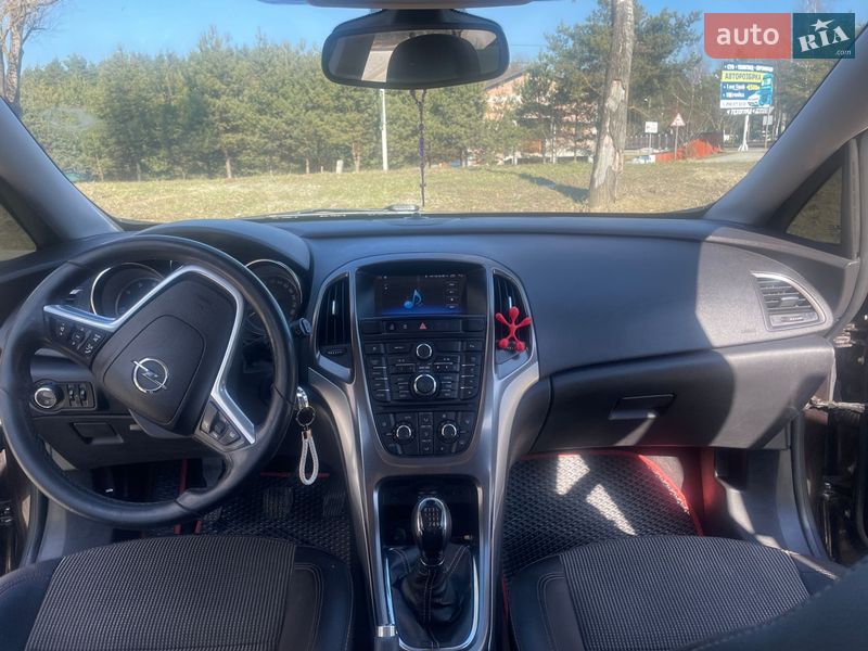 Універсал Opel Astra 2012 в Новояворівську