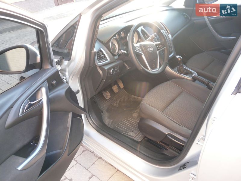 Универсал Opel Astra 2014 в Ивано-Франковске