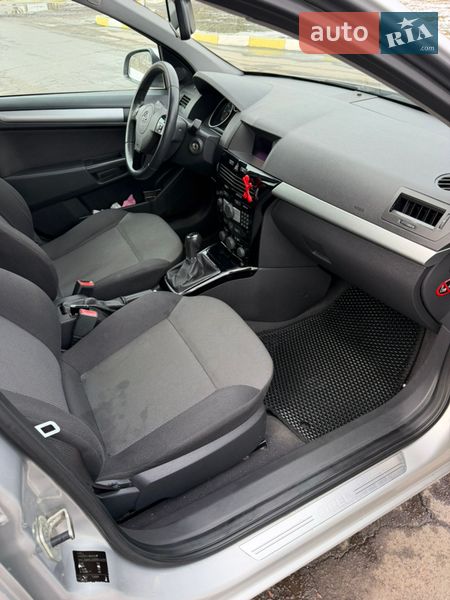 Универсал Opel Astra 2010 в Полтаве