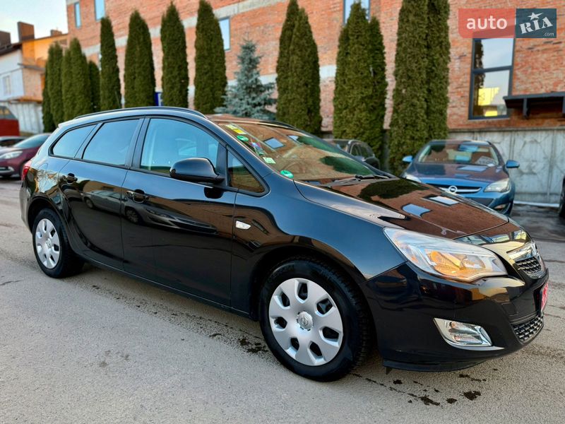 Универсал Opel Astra 2011 в Ровно