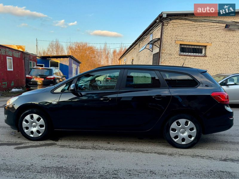 Универсал Opel Astra 2011 в Ровно