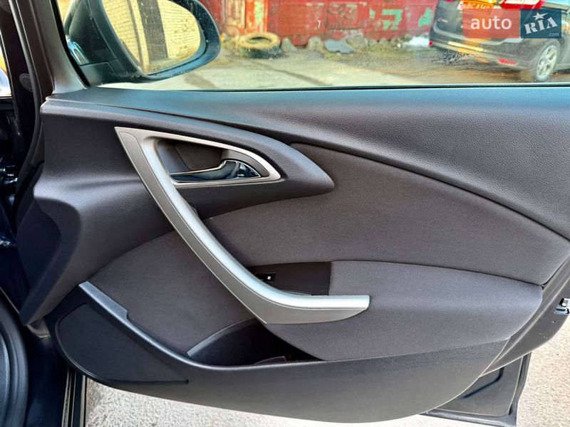 Универсал Opel Astra 2011 в Ровно