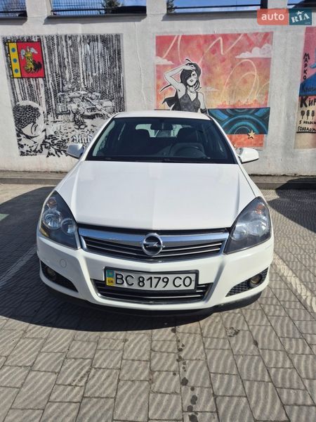 Хэтчбек Opel Astra 2012 в Львове