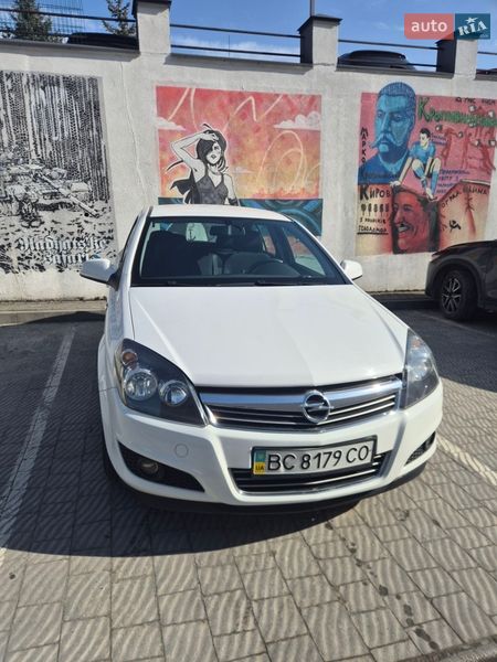 Хэтчбек Opel Astra 2012 в Львове