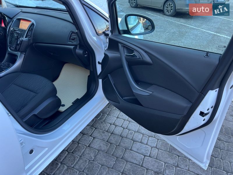 Универсал Opel Astra 2015 в Житомире