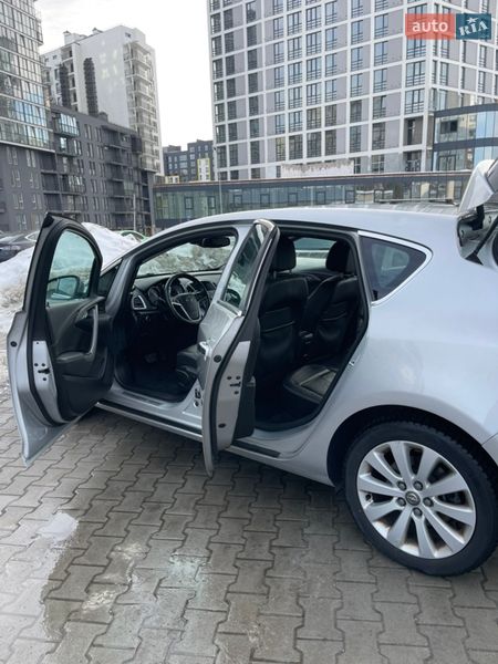 Хэтчбек Opel Astra 2013 в Львове