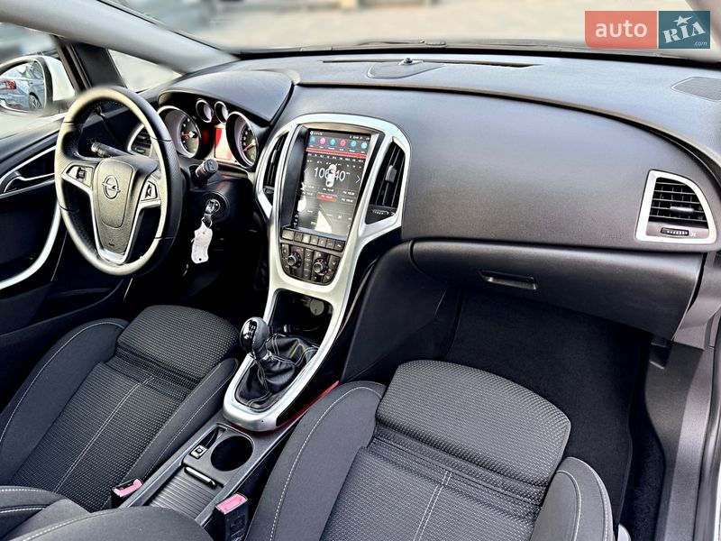 Универсал Opel Astra 2011 в Дрогобыче