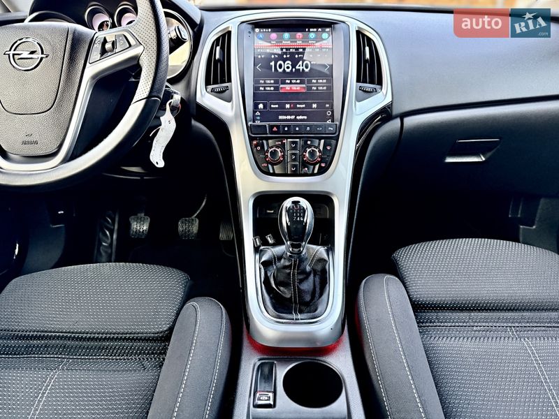 Универсал Opel Astra 2011 в Дрогобыче