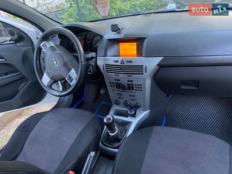 Універсал Opel Astra 2011 в Кельменцях
