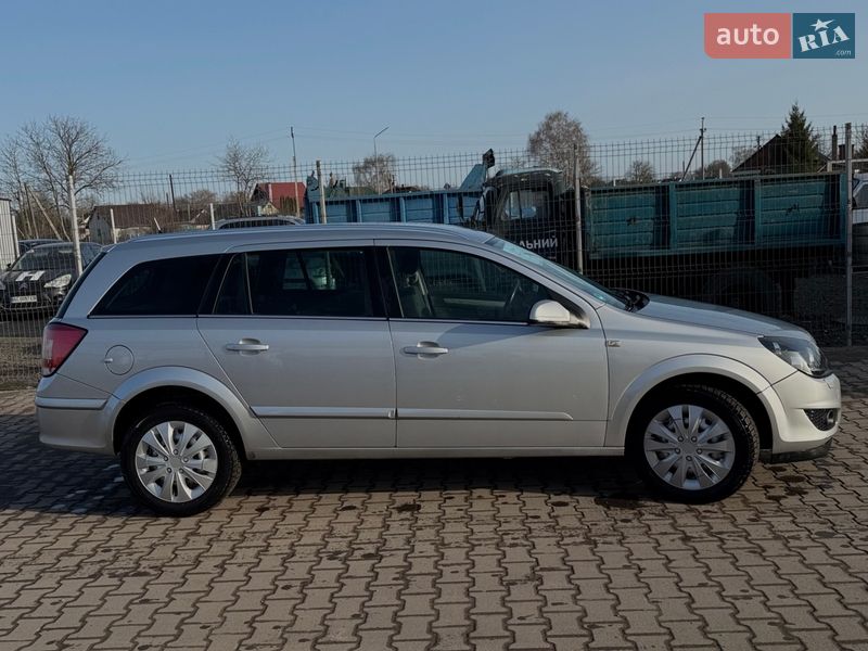Универсал Opel Astra 2008 в Нововолынске