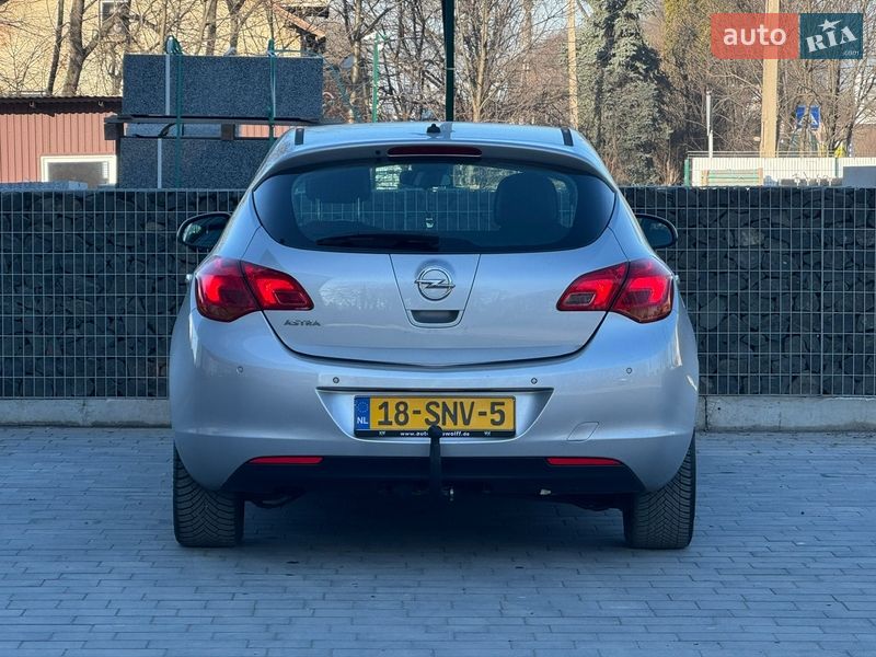 Хэтчбек Opel Astra 2011 в Стрые