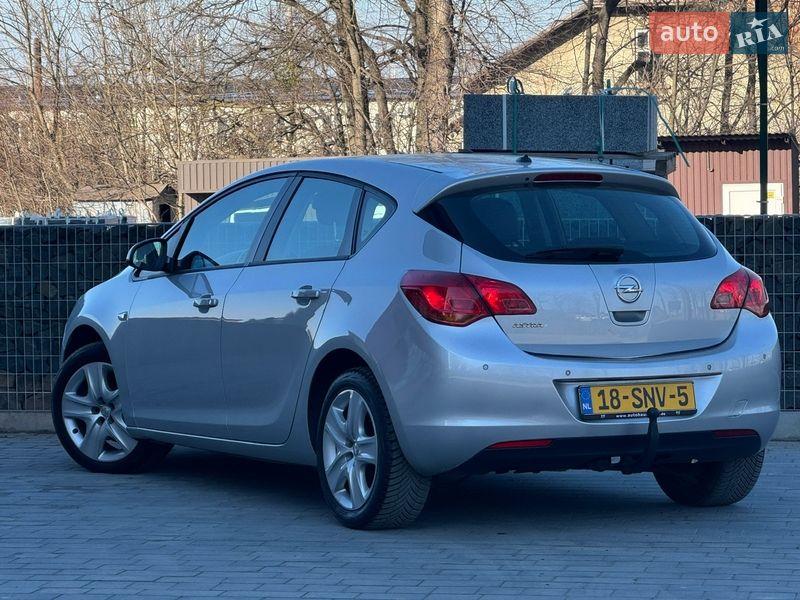Хэтчбек Opel Astra 2011 в Стрые