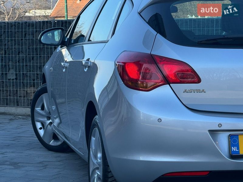 Хэтчбек Opel Astra 2011 в Стрые