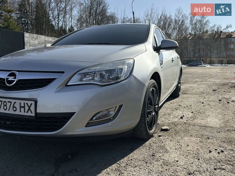 Универсал Opel Astra 2011 в Звягеле