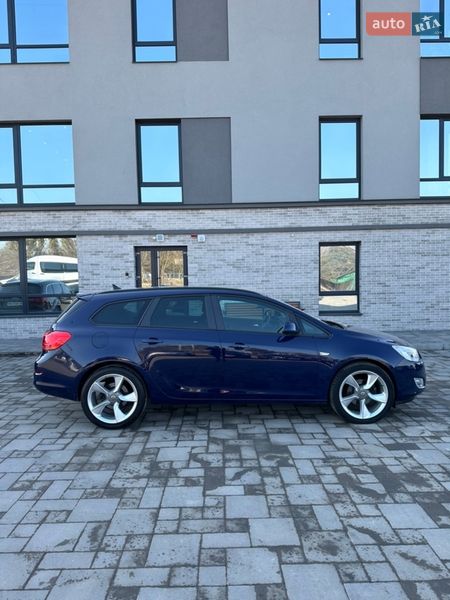 Универсал Opel Astra 2011 в Ровно