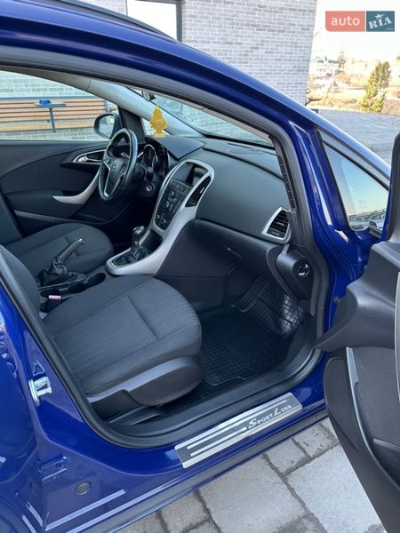 Универсал Opel Astra 2011 в Ровно