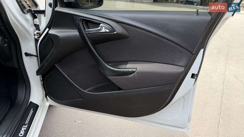 Універсал Opel Astra 2013 в Тернополі