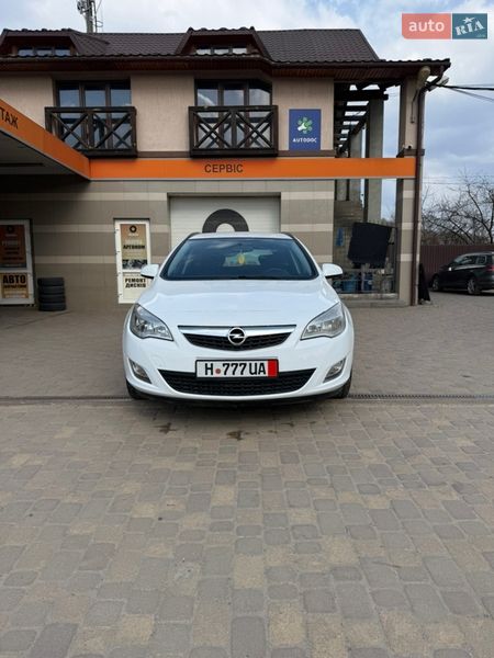 Універсал Opel Astra 2011 в Сваляві
