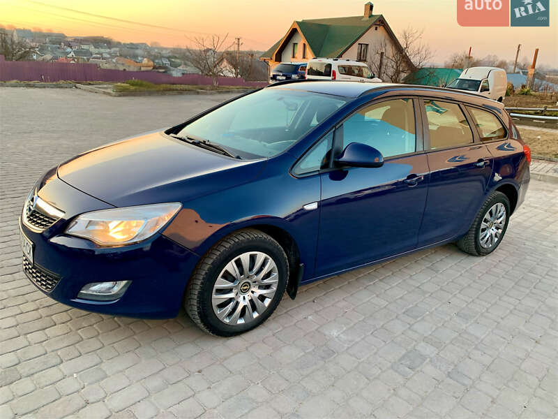 Универсал Opel Astra 2012 в Остроге