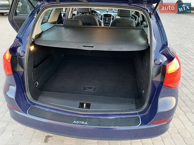 Универсал Opel Astra 2012 в Остроге