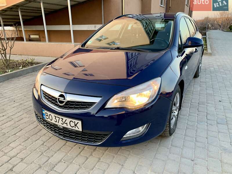 Универсал Opel Astra 2012 в Остроге
