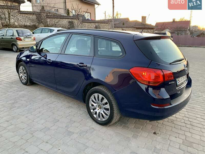 Универсал Opel Astra 2012 в Остроге