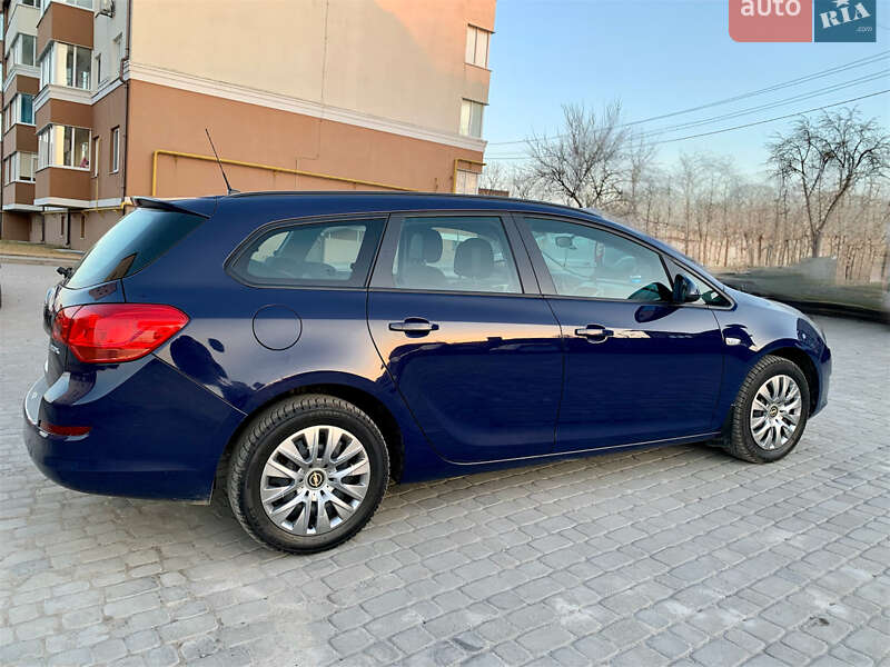Универсал Opel Astra 2012 в Остроге