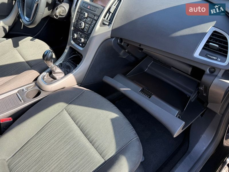 Универсал Opel Astra 2011 в Луцке