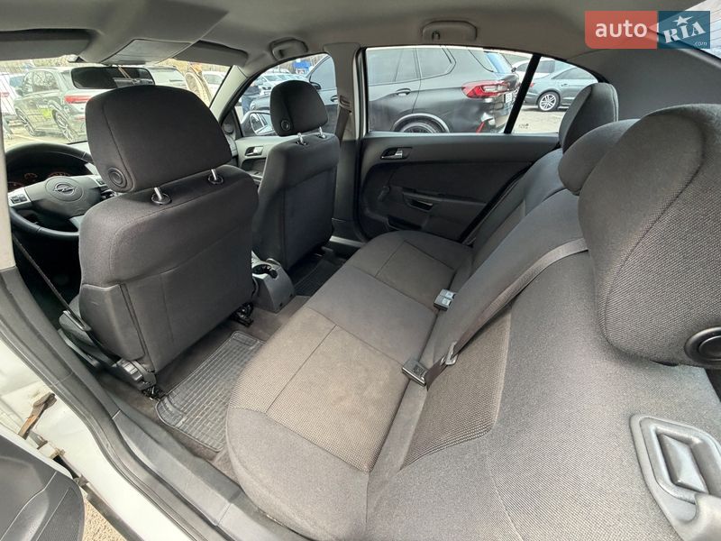 Седан Opel Astra 2012 в Киеве