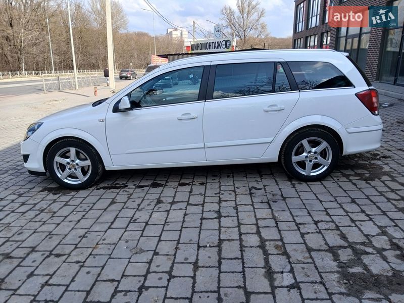 Универсал Opel Astra 2010 в Тернополе